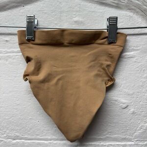 NWOT Skims Seamless Sculpt Mid Waist Thong